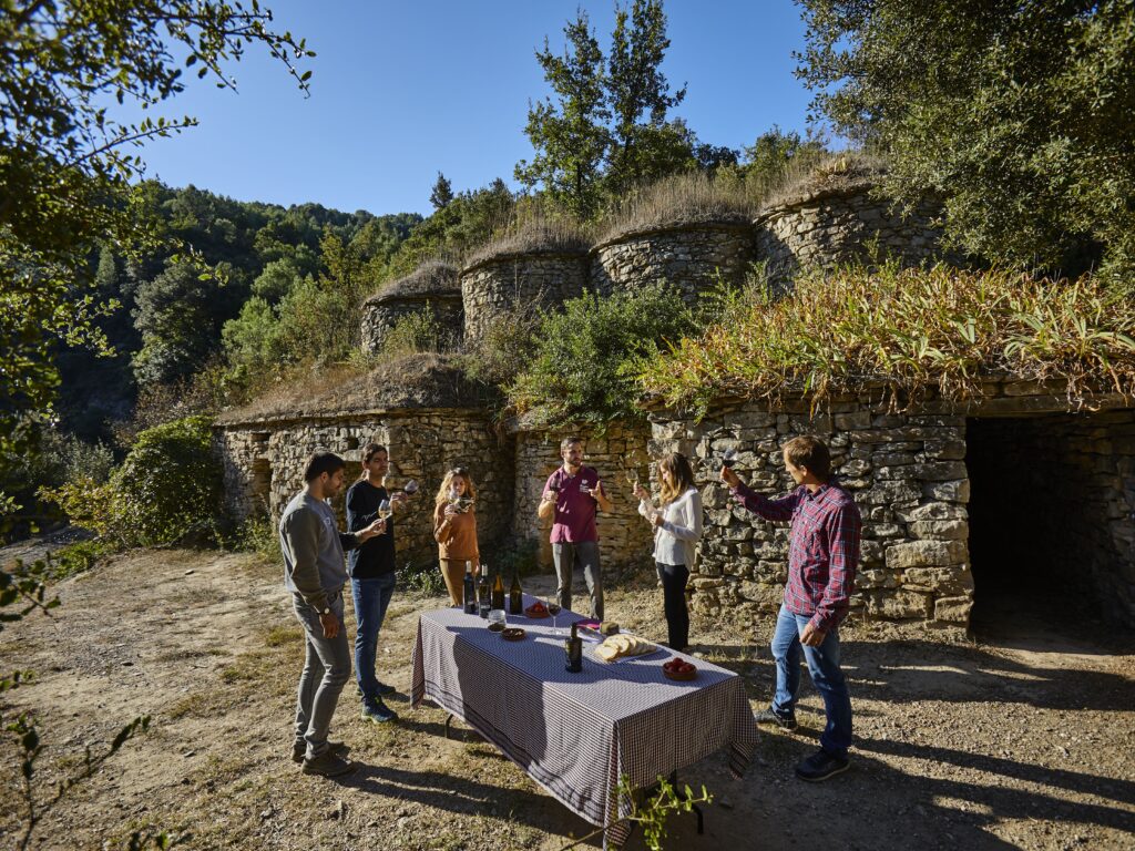 Catar vinos junto a las tinas de piedra seca, en el Bages – Marc Castellet / ACT